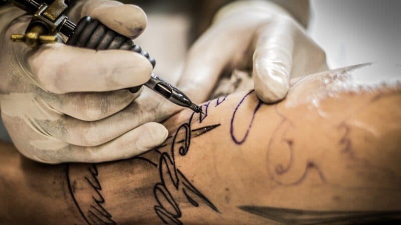 Bąble na tatuażu – co robić?