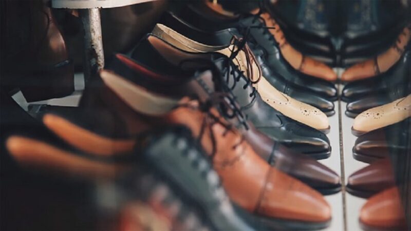 Czerwone buty męskie — jak je nosić?