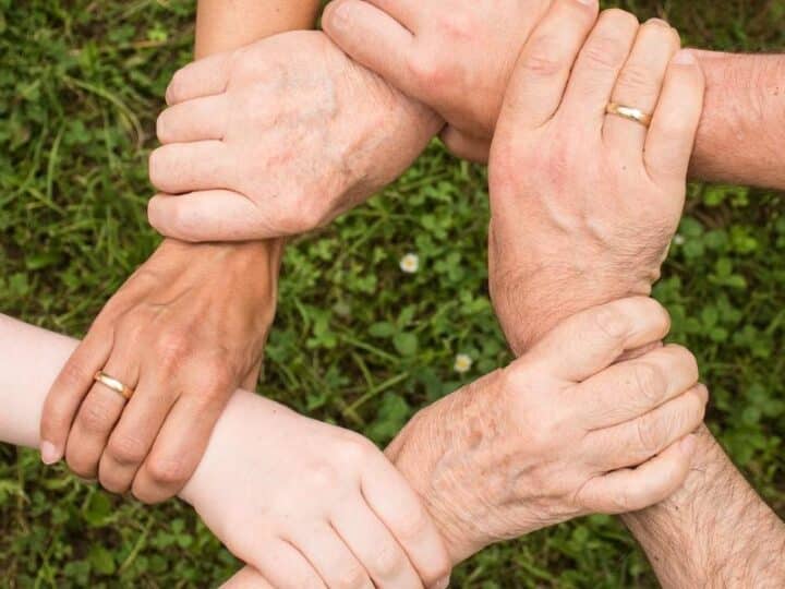 Adopcja krajowa a adopcja międzynarodowa – jakie są różnice i na co warto zwrócić uwagę?